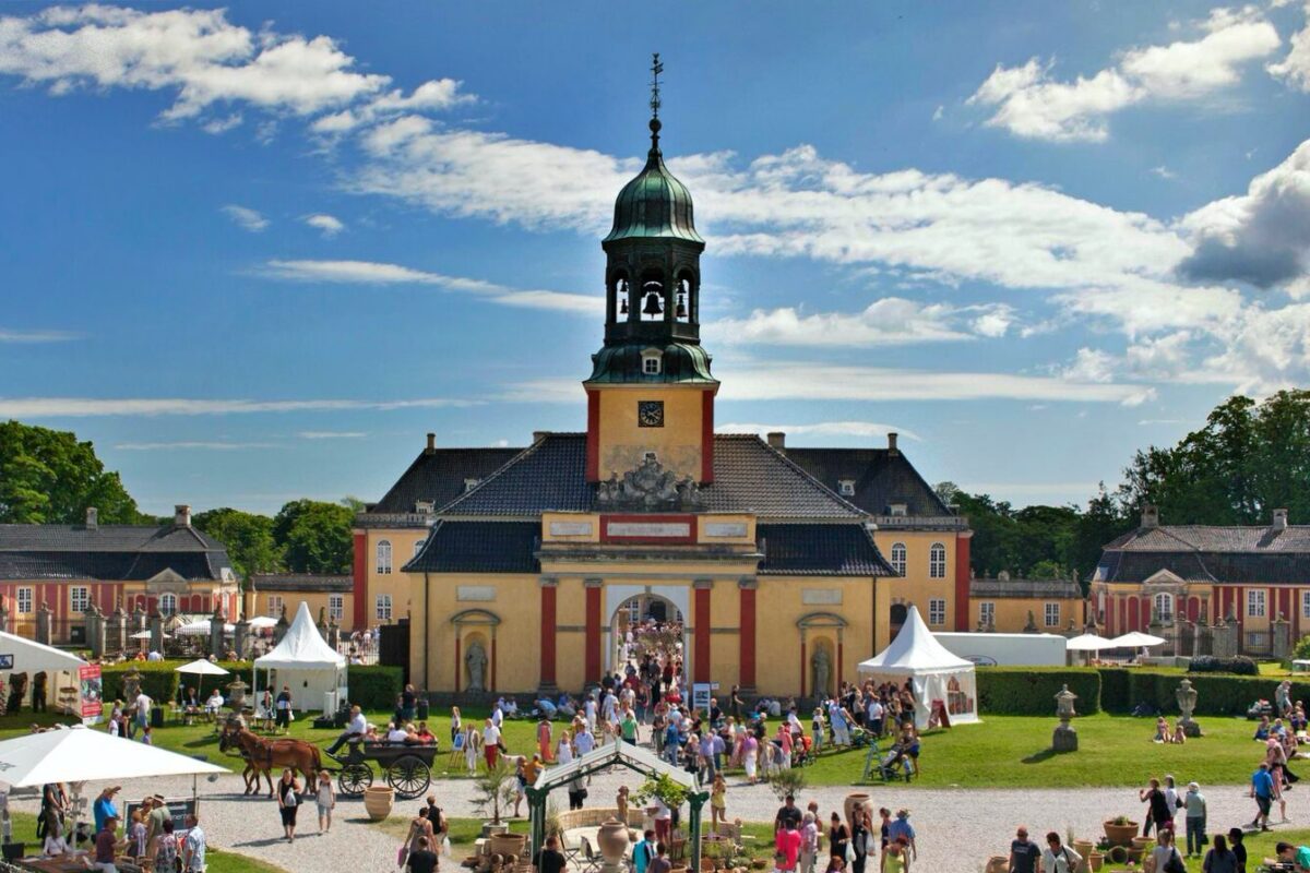 Ledreborg Slots klokketårn ved Ledreborg Livsstilsdage bliv udstiller og livsstilsmesse